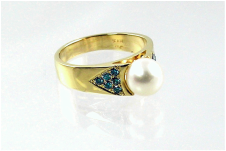 14-karat yellow gold ring with saltwater pearl, beadset blue diamonds on shoulders